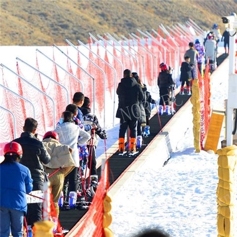 滑雪魔毯采用坐式運送的方法滑雪場景區(qū)魔毯